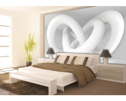 Helles Schlafzimmer mit Doppelbett, Nachttischen, Lampen, Zimmerpflanze und Fototapete mit abstraktem Design