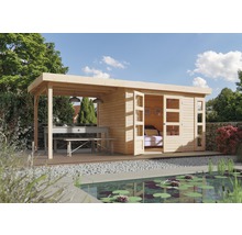 Holzgartenhaus mit Terrasse, Tisch und Sitzbank in einer Gartenszene