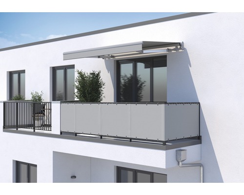 SOLUNA Balkonverkleidung H:115 cm Dessin 320923 (Meterware) Fassade eines Hauses mit Balkon, Markise und Balkonverkleidung.