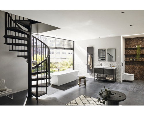 Badezimmer mit Wendeltreppe, Badewanne und Waschtisch