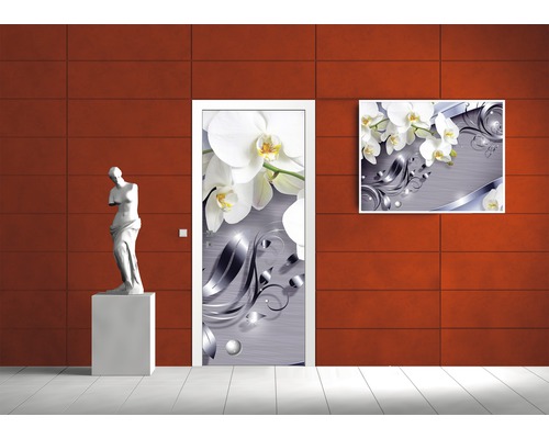 Dekoratives Türposter mit Orchideenmuster und passendes Wandbild in einem hellen Raum.