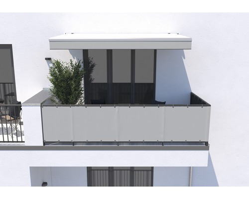 Balkon mit Sichtschutz und Markise an einem Mehrfamilienhaus.