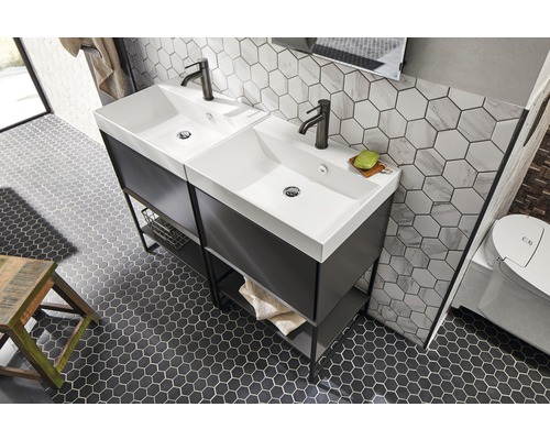 Badezimmer mit Doppelwaschtisch, Waschbecken, Armaturen und hexagonalen Fliesen