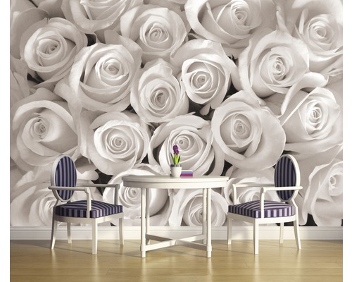 Dekoratives Interieur mit Rosenmuster-Tapete, Tisch und Stühlen.