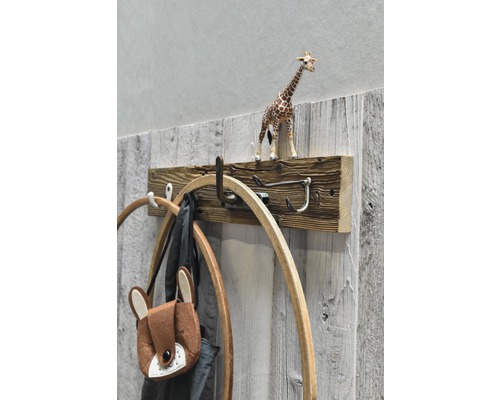 Garderobe aus Holz mit Haken und Dekoration