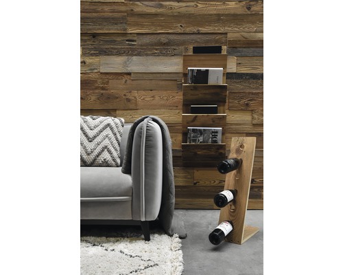 Heller Wohnraum mit Holzwand, Regal, Weinregal und Sofa