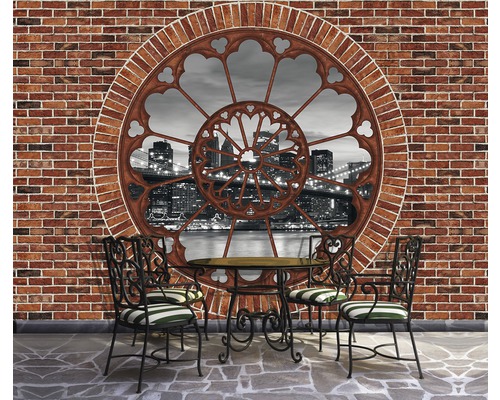 Fototapete mit Backsteinmauer, Fensterrosette und Blick auf New York mit Tisch und Stühlen