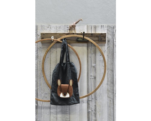 Dekorative Stofftasche mit Tiermotiv hängt an einem Haken an der Wand