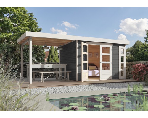Gartenhaus Karibu Naomi inkl. Schleppdach Unterkonstruktion 522 x 217 cm terragrau Gartenhaus mit Anbau, Tisch und Teich im Garten