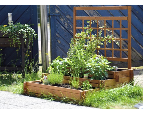 Hochbeet aus Holz mit Rankgitter und Bepflanzung im Garten.