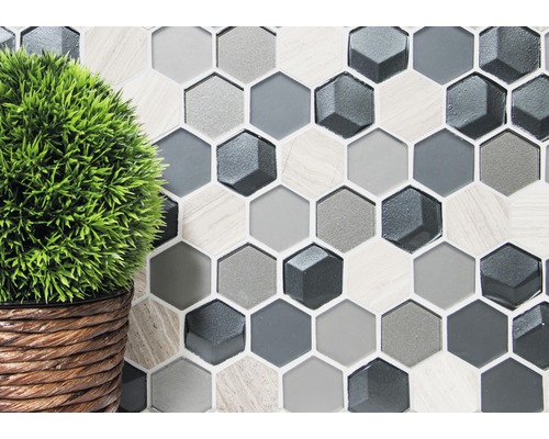 Mosaikfliese in sechseckiger Form mit Kunstpflanze im Topf