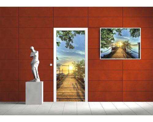 Dekoratives Zimmer mit Türposter, Wandbild und Skulptur