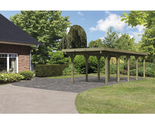 Holzcarport im Garten mit Haus im Hintergrund