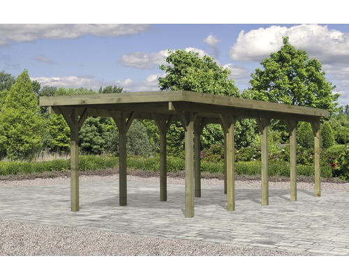 Holzcarport im Garten