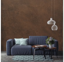 Wohnzimmer mit blauem Sofa, Couchtisch, Teppich und Pendelleuchten vor einer Wand