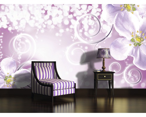 Dekoratives Zimmer mit Sessel, Tisch und Blumenmuster Tapete