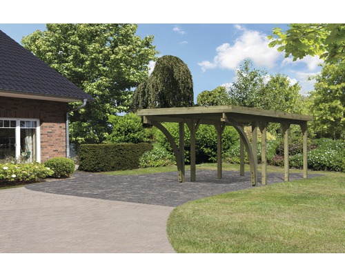 Holzcarport im Garten mit gepflasterter Fläche