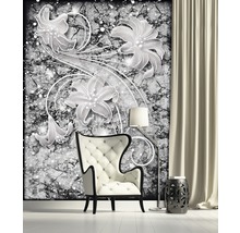 Wohnzimmer mit Ohrensessel, Stehlampe, Beistelltisch und Fototapete mit Blumenmuster