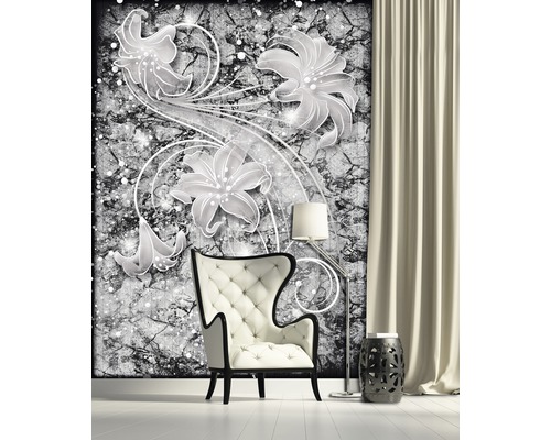 Wohnzimmer mit Ohrensessel, Stehlampe, Beistelltisch und Fototapete mit Blumenmuster