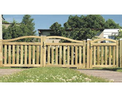 Holzzaun mit Tor in einem Garten