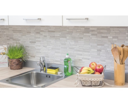 Küchenspüle mit Armatur, Dekoration und Fliesenwand