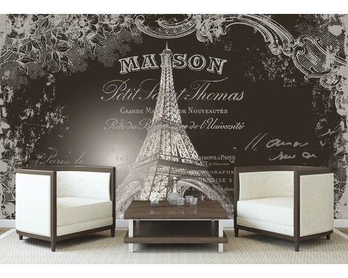 Wohnzimmer mit Fototapete Eiffelturm und zwei Sesseln