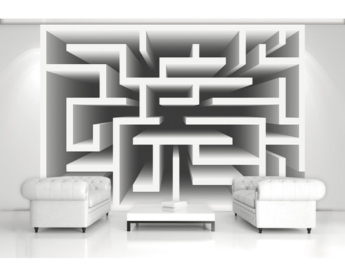 Helles Wohnzimmer mit zwei Sesseln und Labyrinth-Wandbild