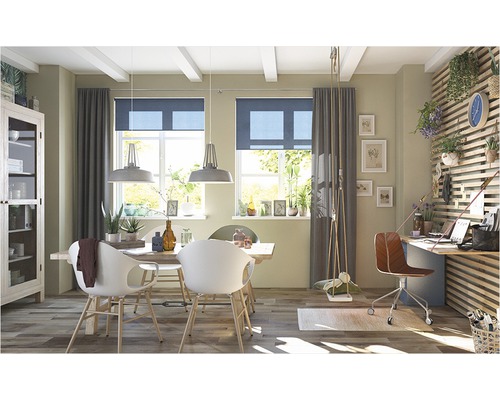 Helles Arbeitszimmer mit Esstisch, Stühlen, Rollos und Pendelleuchten.