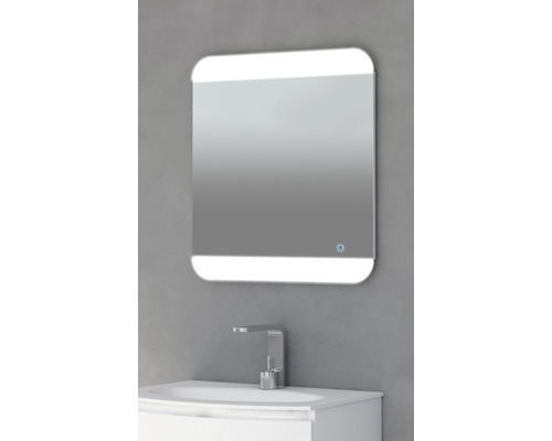 Badezimmerszene mit rechteckigem Spiegel mit Beleuchtung über einem Waschbecken