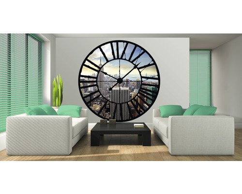 Wohnzimmer mit Wanduhr im New Yorker Stil, Sofas und Tisch