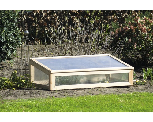 Frühbeetkasten aus Holz im Garten