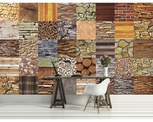 Wandgestaltung mit einer Tapete im Patchwork-Design, die verschiedene Stein- und Holzstrukturen kombiniert, ergänzt durch einen Schreibtisch mit Lampe und einen Stuhl.