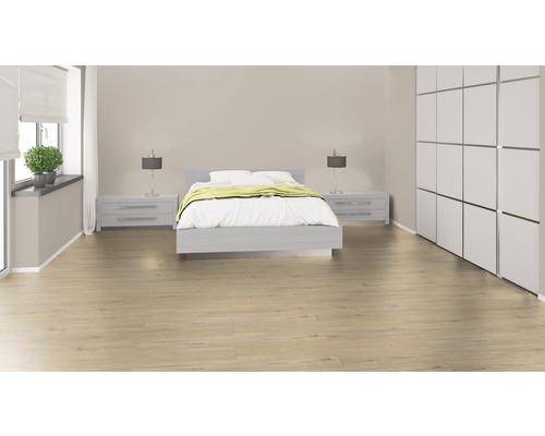 Helles Schlafzimmer mit Holzboden, Bett, Nachttischen, Lampen, Pflanzen und Kleiderschrank