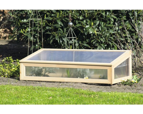 Frühbeet aus Holz und Kunststoff im Garten