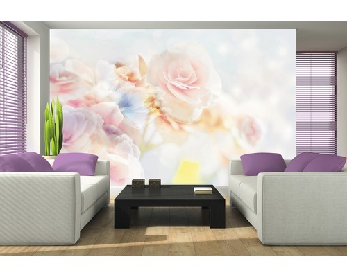 Wohnzimmer mit Fototapete mit Rosenmuster, Sofas und Couchtisch