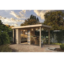 Holzgartenhaus mit überdachter Terrasse und Gartengestaltung