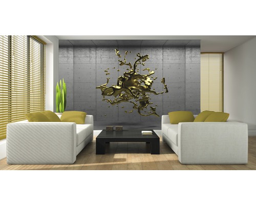 Helles Wohnzimmer mit zwei Sofas, Couchtisch und Betonwand mit abstraktem Kunstwerk