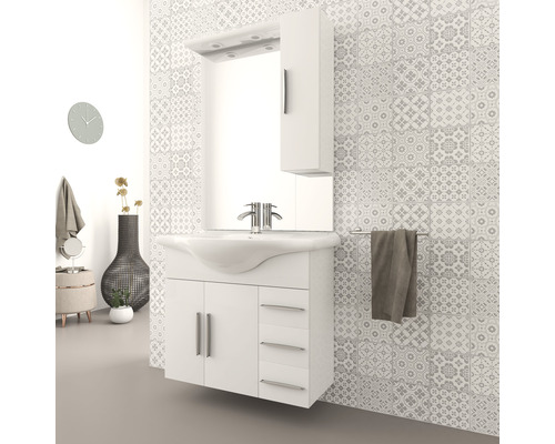 Badezimmer mit Waschbecken, Spiegel, Hängeschrank, Armatur und Handtuchhalter