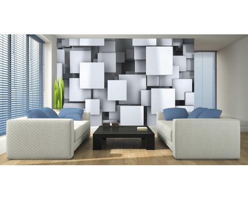 Helles Wohnzimmer mit Sofas, Couchtisch und einer Tapete mit Würfelmuster.