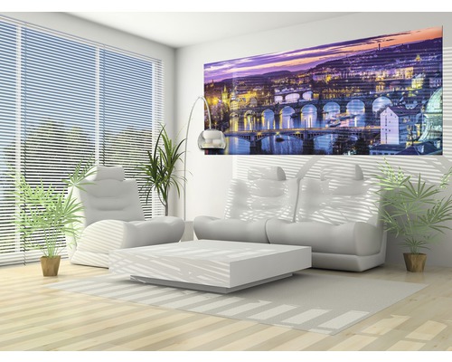 Modernes Wohnzimmer mit Sofa, Sessel, Tisch und Fensterdekoration mit Prag Motiv.