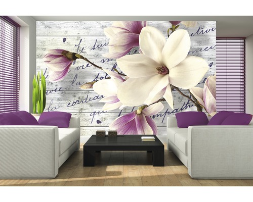 Wohnzimmer mit Magnolien-Fototapete und modernen Möbeln.