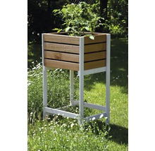 Hochbeet aus Holz mit Pflanzen auf einer Wiese