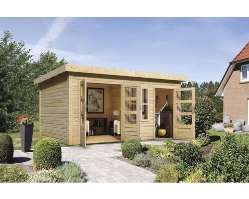 Gartenhaus aus Holz mit geöffneten Doppeltüren
