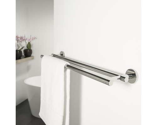 Doppelter Handtuchhalter aus Metall an einer Badezimmerwand mit einem weißen Handtuch