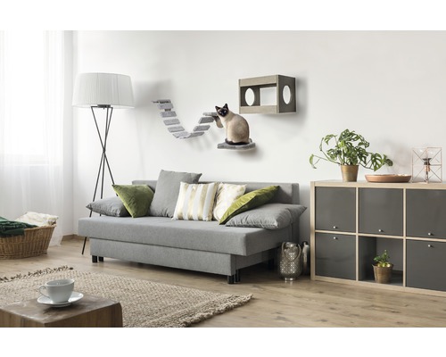 Wohnzimmer mit Katzenmöbeln an der Wand, darunter eine Treppe und ein Haus