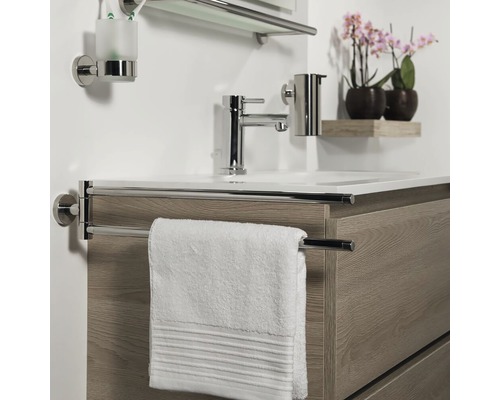 Badezimmer Waschtisch mit Armatur, Handtuchhalter, Handtuch, Seifenspender, Zahnputzbecher und Ablage