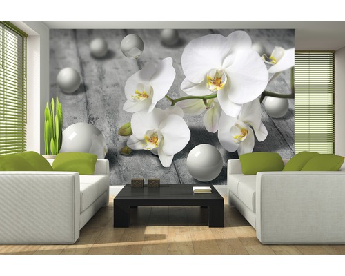 Wohnzimmer mit weißen Sofas und Fototapete mit Orchideenmotiv