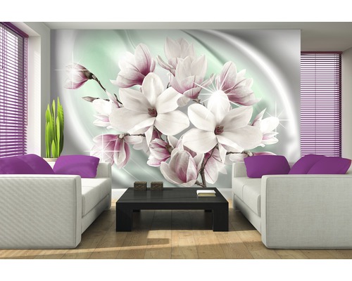 Wohnzimmer mit Magnolien-Fototapete, Sofas und Couchtisch
