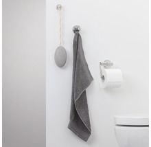 Badezimmer mit Handtuch, Toilettenpapierhalter und Seife an der Wand
