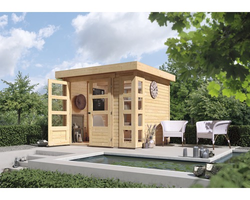 Modernes Gartenhaus mit offenen Türen und Sitzgelegenheiten im Außenbereich